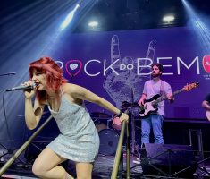 Artista se apresentando no Rock do Bem