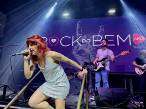 Artista se apresentando no Rock do Bem