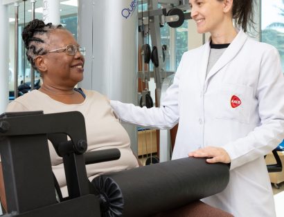 Mulher fazendo fisioterapia. Inclusão de pessoas com deficiência no Brasil.
