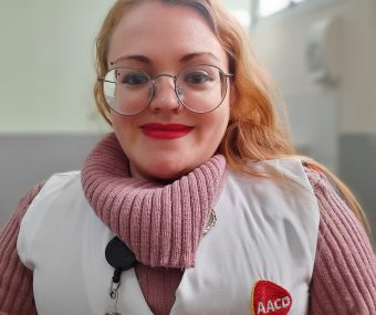 Thabata Penassi é funcionária e ex-paciente da AACD. Ela possui o diagnóstico de Osteogênese Imperfeita, mais conhecida como Ossos de Vidro