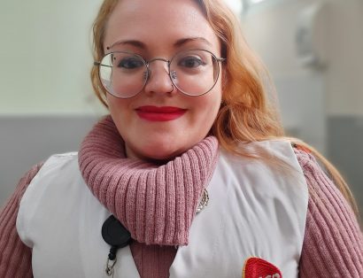 Thabata Penassi é funcionária e ex-paciente da AACD. Ela tem diagnóstico de Osteogênese Imperfeita