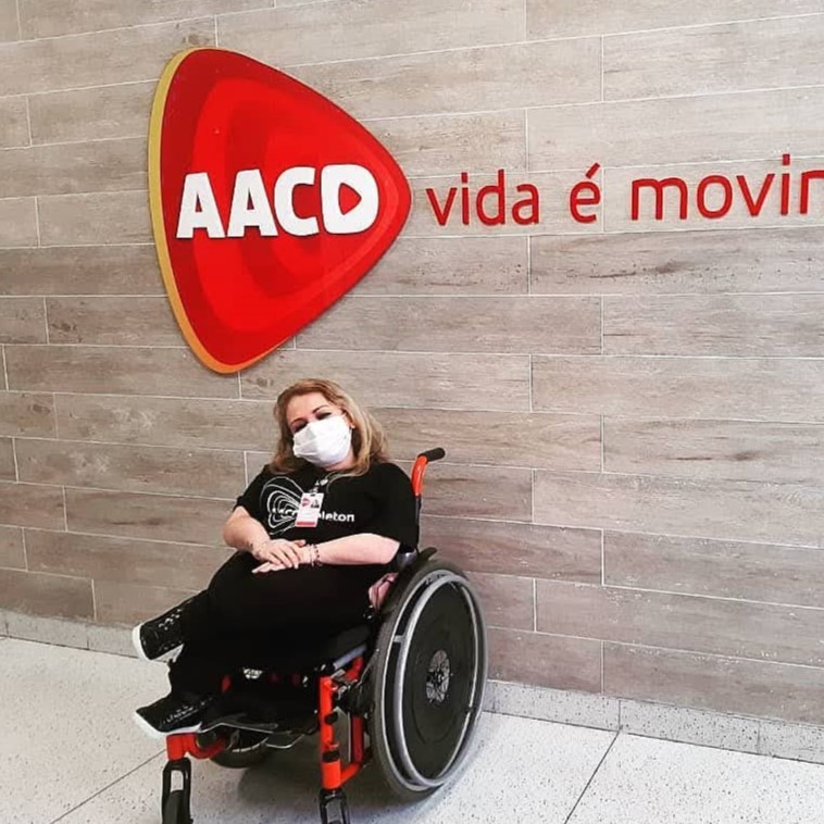 Thabata Penassi passou por atendimento completo na AACD e, hoje, trabalha como psicóloga na Instituição