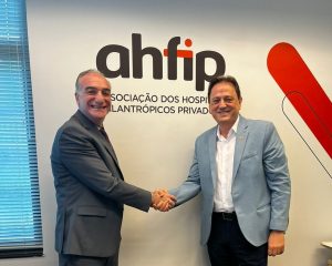 Valdesir Galvan, CEO da AACD, e Wilson Pedreira, diretor executivo da Ahfip, se cumprimentam em comemoração pela parceria
