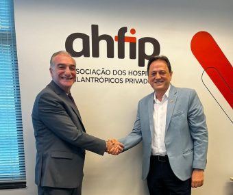 Valdesir Galvan, CEO da AACD, e Wilson Pedreira, diretor executivo da Ahfip, se cumprimentam em comemoração pela parceria