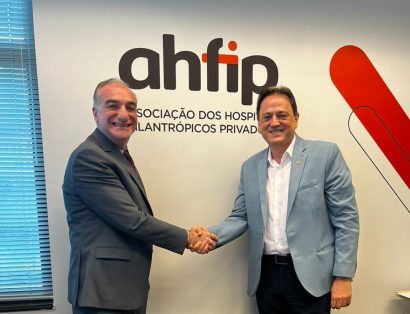 Valdesir Galvan, CEO da AACD, e Wilson Pedreira, diretor executivo da Ahfip, se cumprimentam