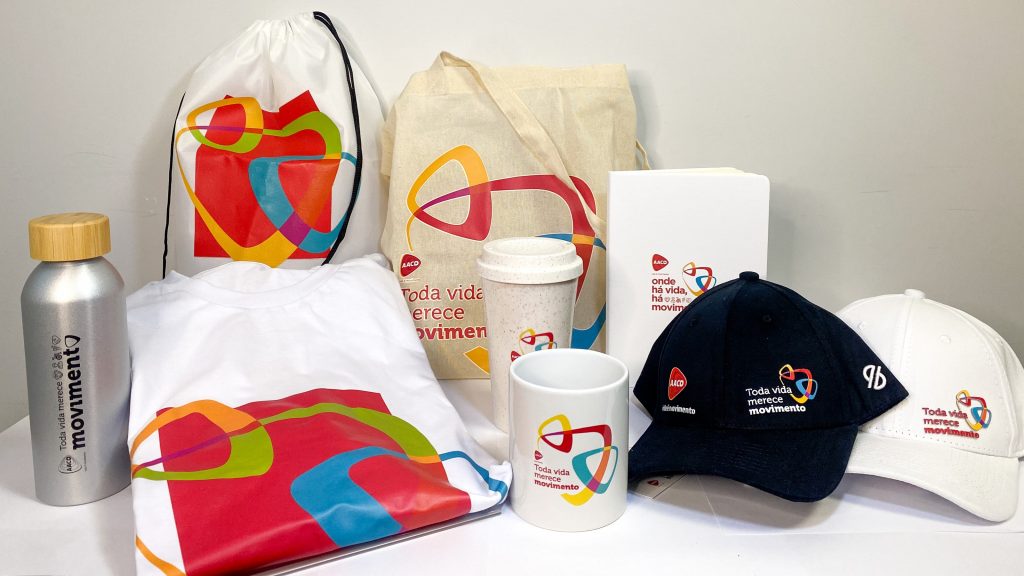 A edição limitada dos produtos sociais da AACD contempla garrafa, sacochila, ecobag, camiseta copo, caderno, caneca e boné