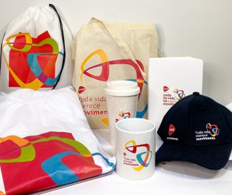A edição limitada dos produtos sociais da AACD contempla garrafa, sacochila, ecobag, camiseta copo, caderno, caneca e boné