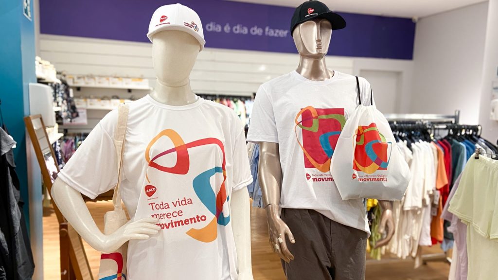 Manequins no bazar da AACD com produtos sociais da Instituição.