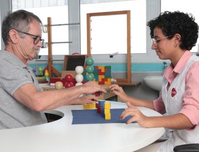 Paciente com sequelas de AVC realiza exercício com blocos na área de Terapia Ocupacional da AACD