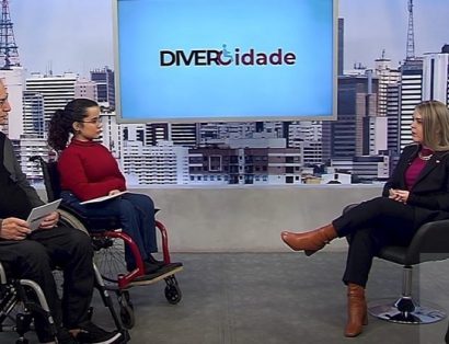 Dra. Ana Rita Donati, conversa com os apresentadores do programa DiverCidade, ambos cadeirantes