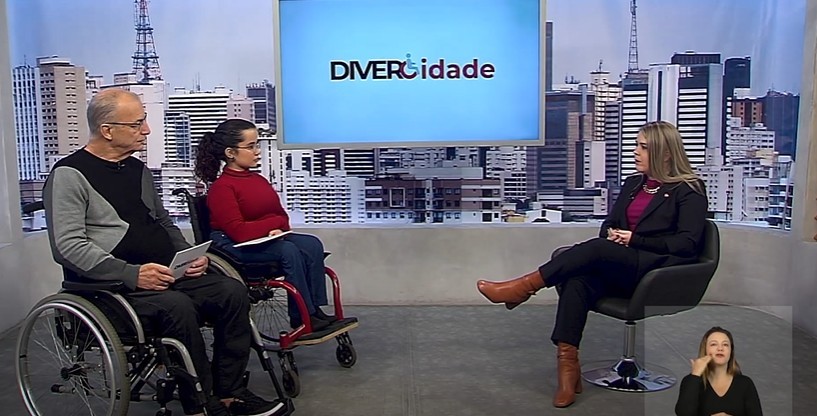 Dra. Ana Rita Donati, conversa com os apresentadores do programa DiverCidade, ambos cadeirantes