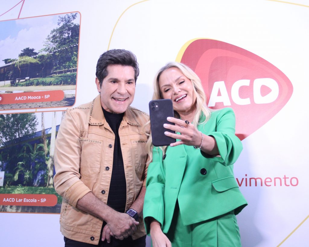 Eliana e Daniel tiram foto em visita comemorativa dos 75 anos da AACD