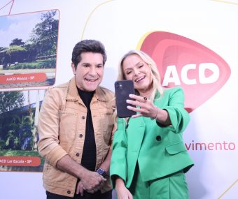 Eliana e Daniel tiram selfie em visita comemorativa dos 75 anos da AACD