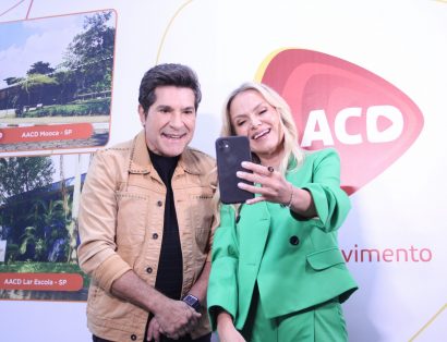 Eliana e Daniel tiram selfie em visita comemorativa dos 75 anos da AACD