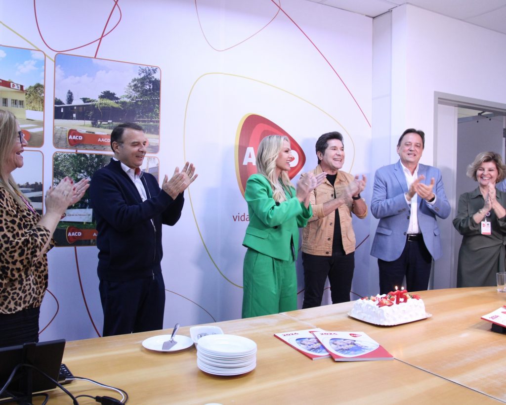 Eliana e Daniel cantam parabéns no aniversário de 75 anos da AACD