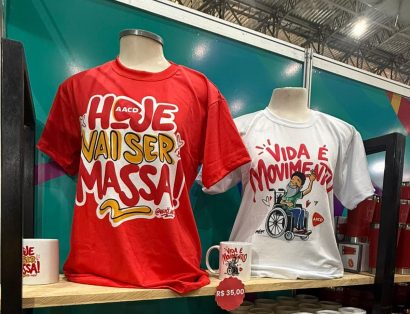 Foto de manequins com camisetas estampadas pelo artista Véio Art.