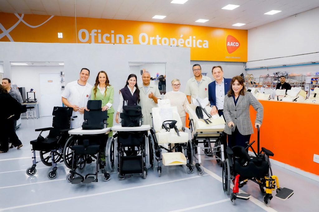 Família Abaravanel visita a Oficina Ortopédica da AACD após inauguração do auditório Silvio Santos