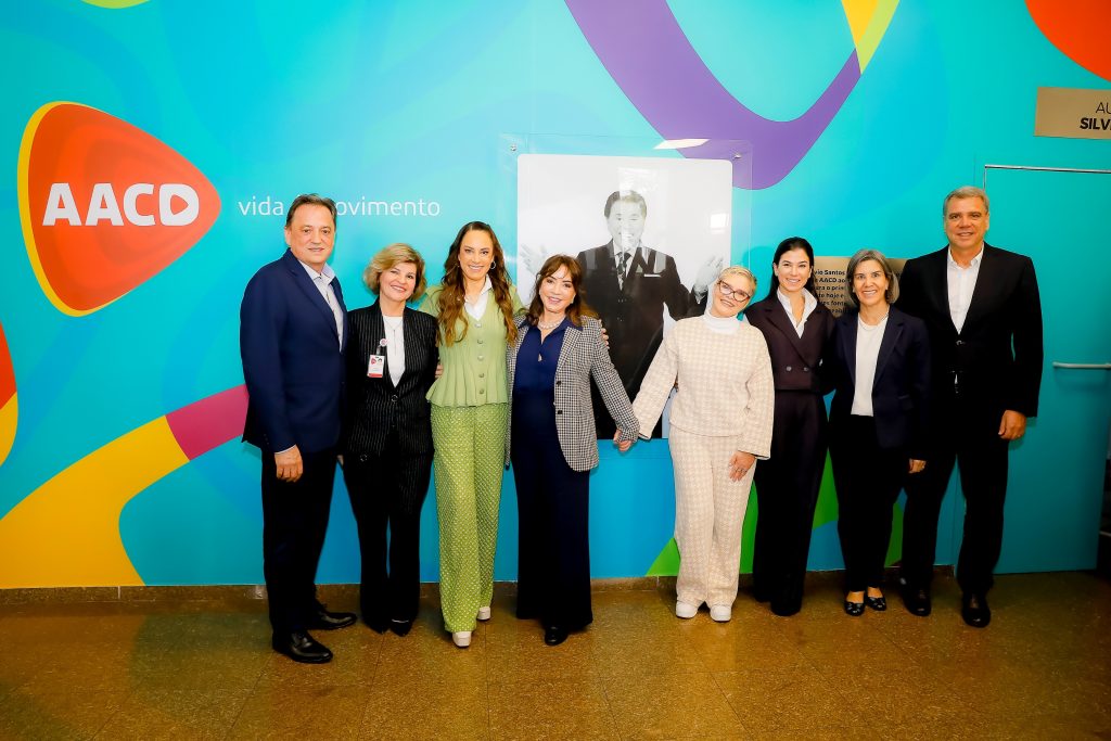 Iris, Silvia, Cinthia e Renata Abravanel ao lado da diretoria da AACD no lançamento da Campanha AACD Teleton 2025