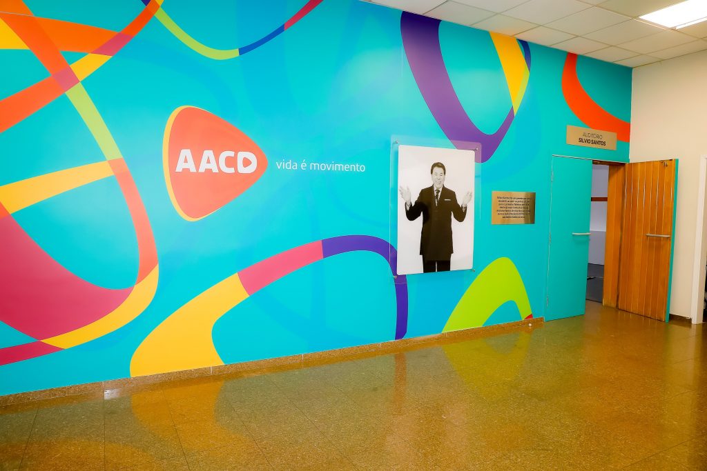 O auditório Silvio Santos é uma homenagem da AACD ao maior comunicador da história da televisão brasileira e sua relação com a Instituição
