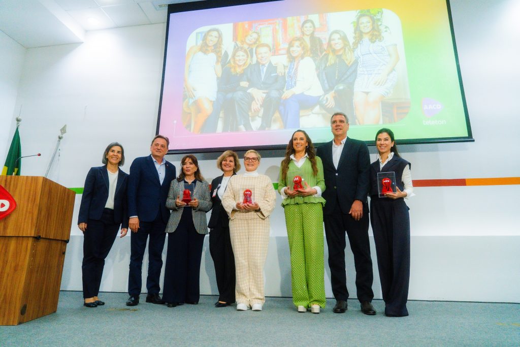 Família Abaravanel e diretoria da AACD na inauguração do auditório Silvio Santos