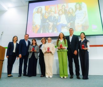 Família Abaravanel e diretoria da AACD na inauguração do auditório Silvio Santos