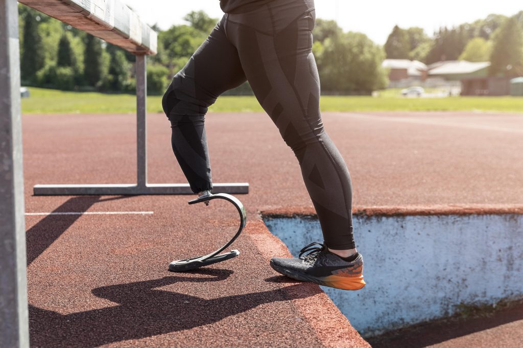 Atleta com prótese na perna em pista de atletismo