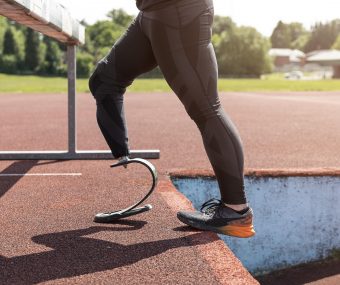 Atleta com prótese na perna em pista de atletismo