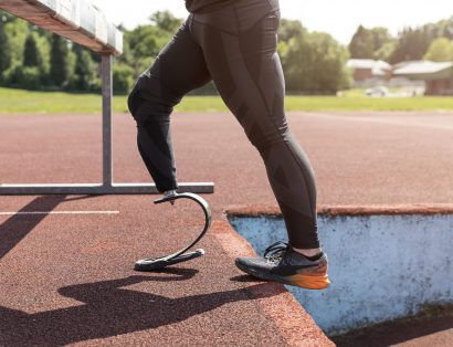 Atleta com prótese na perna em pista de atletismo