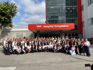 Voluntários e diretores da AACD posam em frente a entrada do Hospital Ortopédico.