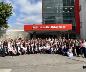 Voluntários e diretores da AACD posam em frente a entrada do Hospital Ortopédico.
