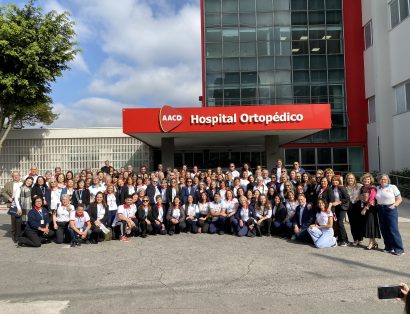 Voluntários e diretores da AACD posam em frente a entrada do Hospital Ortopédico.