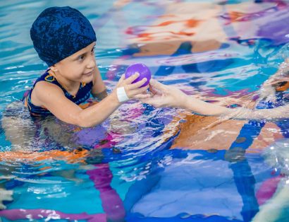 Criança nas piscina da AACD durante a fisio aquática.