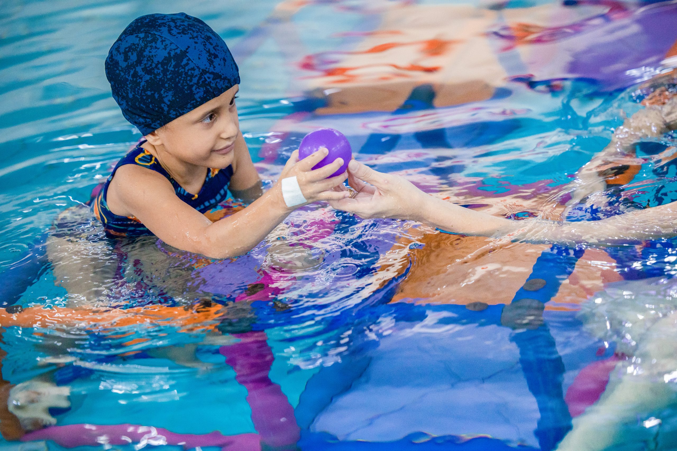 Criança nas piscina da AACD durante a fisio aquática.