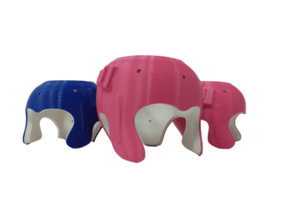 Moldes de capecetinhos para tratar assimetria craniana nas cores azul e rosa.