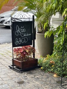 Lousa decorativa na entrada da Casa Brasil com os dizeres "Ação SolIdária AACD"