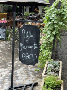 Placa com uma frase escrita em giz "Vida é movimento AACD"