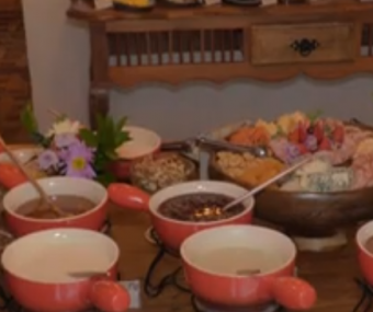Mesa de madeira com comidas variadas na ação Casa Brasil Gastronomia