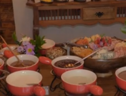 Mesa de madeira com comidas variadas na ação Casa Brasil Gastronomia