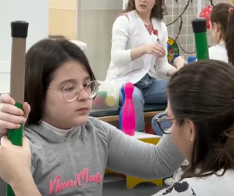 Estela Botaro Mench, de 10 anos, é paciente-símbolo da Campanha AACD Teleton 2025