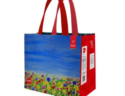 Ecobag com arte feita por Luciana Barroca, paciente da AACD, disponível nos bazares da instituição