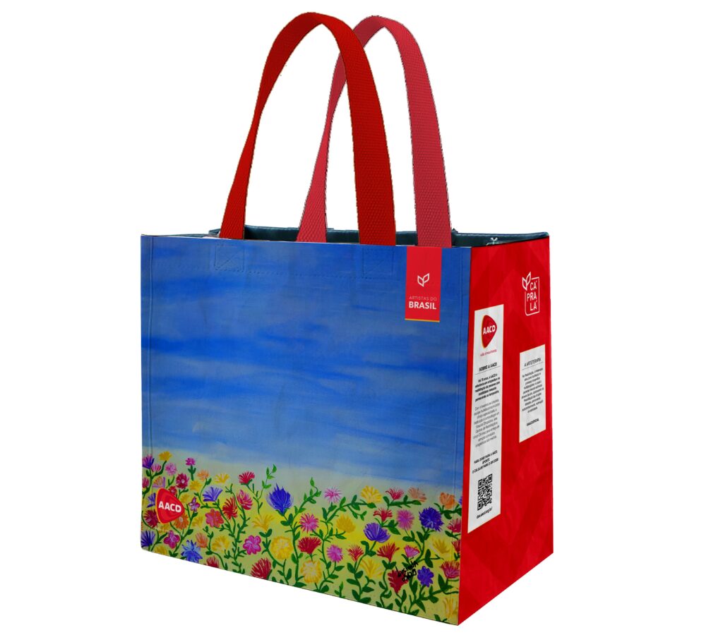 Ecobag com arte feita por Luciana Barroca, paciente da AACD, disponível nos bazares da instituição