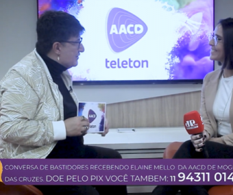 Gerente administrativa da AACD de Mogi das Cruzes, conversa com apresentador em estúdio de programa da Jovem Pan.