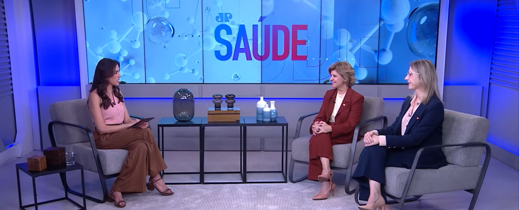 Representantes da AACD conversam com apresentadora em estúdio do programa JP Saúde.