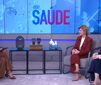 Representantes da AACD conversam com apresentadora em estúdio do programa JP Saúde.