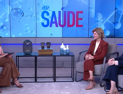 Representantes da AACD conversam com apresentadora em estúdio do programa JP Saúde.