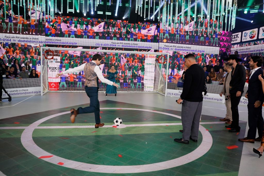 Celso Portiolli chuta penâlti como parte do "Gol Show" no bloco de encerramento do Teleton 2025