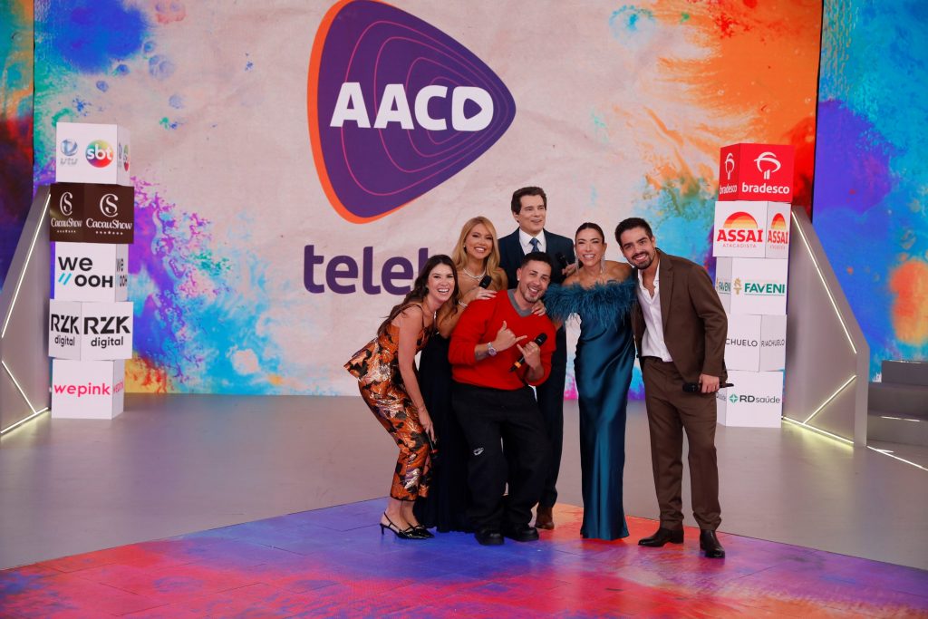 Celso Portiolli, Patricia Abaravanel, Rebeca Abravanel, Virginia, João Silva e Carlinhos Maia no palco do Teleton 2025