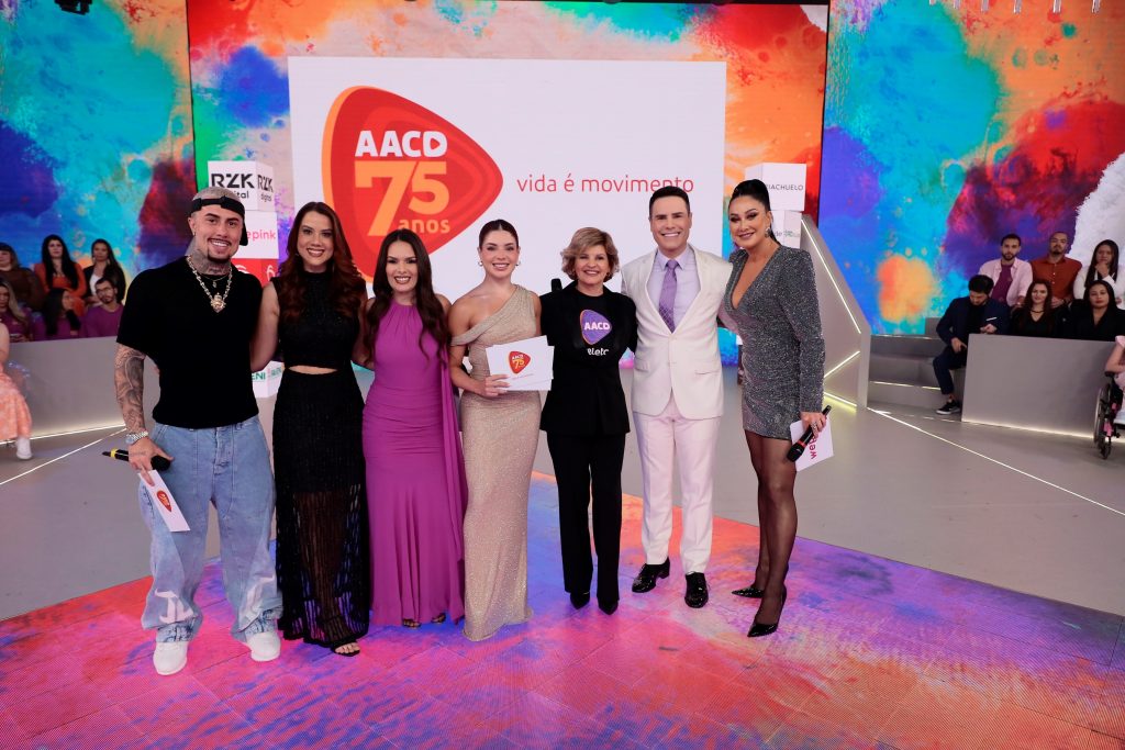 Silvia Alves Paz, superintendente de Marketing e Relações Institucionais da AACD, fala sobre a importância do Teleton para Instituição no palco do programa