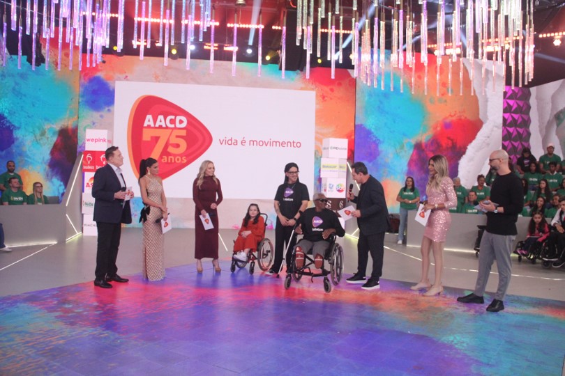 Pacientes-símbolo do Teleton 2025, Estela, Diogo e Ponciano, no palco do Teleton 2025