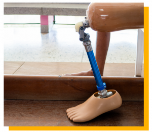 Prótese de perna. O membro artificial tem estrutura metálica e pé anatômico.